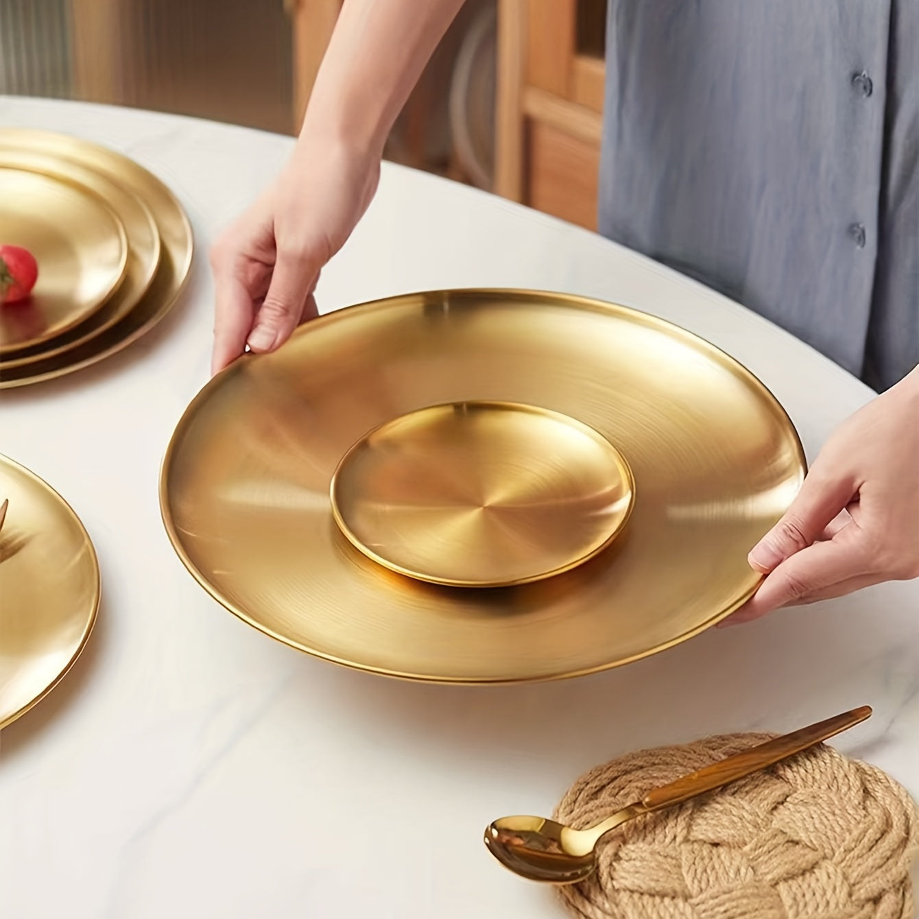 Elegant Golden Stainless Steel Disc Tray for All Occasions